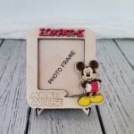 Ξύλινη Κορνίζα Mickey Mouse με Όνομα – Χειροποίητη και Βαμμένη στο Χέρι