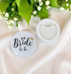 Χειροποίητη Κονκάρδα Bride to Be 58mm – Ιδανική για Bachelorette Party