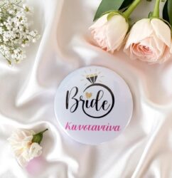 Χειροποίητη Κονκάρδα Bride με Όνομα 58mm – Ιδανική για Bachelorette Party