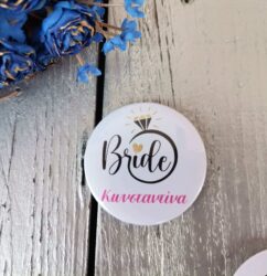 Χειροποίητη Κονκάρδα Bride με Όνομα 58mm – Ιδανική για Bachelorette Party