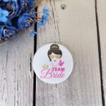 Χειροποίητη Κονκάρδα Team Bride Cool 58mm – Funny Design για Bachelorette