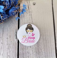 Χειροποίητη Κονκάρδα Team Bride Cool 58mm – Funny Design για Bachelorette