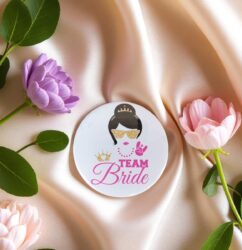 Χειροποίητη Κονκάρδα Team Bride Cool 58mm – Funny Design για Bachelorette