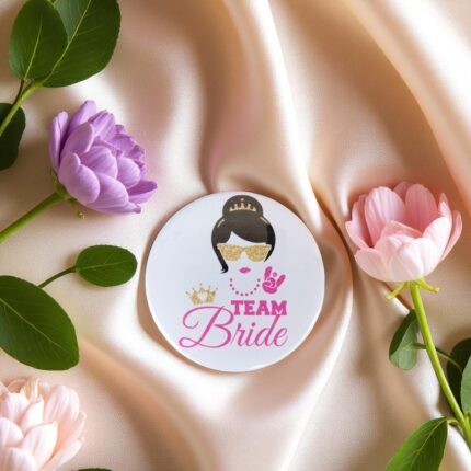 Χειροποίητη Κονκάρδα Team Bride Cool 58mm – Funny Design για Bachelorette