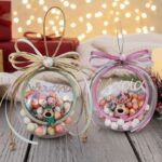 Χριστουγεννιάτικη Μπάλα Plexiglass Ταρανδάκι με Μπαλίτσες & Όνομα (Για Αγόρι ή Κορίτσι, 8-12εκ.)